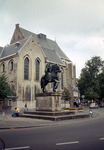 836027 Gezicht op het monument van St. Willibrord te paard op het Janskerkhof te Utrecht, met op de achtergrond de Janskerk.